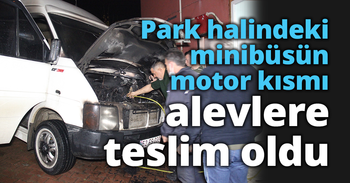 Park halindeki minibüsün motor kısmı alevlere teslim oldu