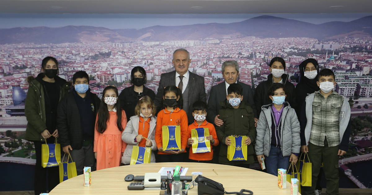 Öğrencilerin Hediyeleri Başkan Aygün’den