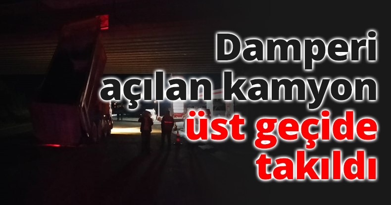 Damperi açılan kamyon üst geçide takıldı