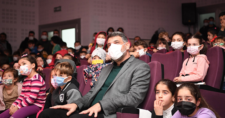 Başkan Kocaman, miniklerle tiyatro izledi