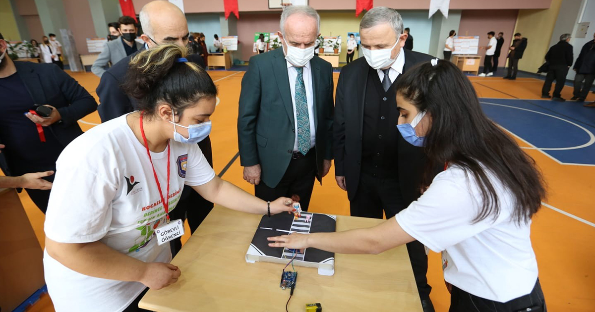 Başkan Aygün, öğrencilerin projelerini inceledi
