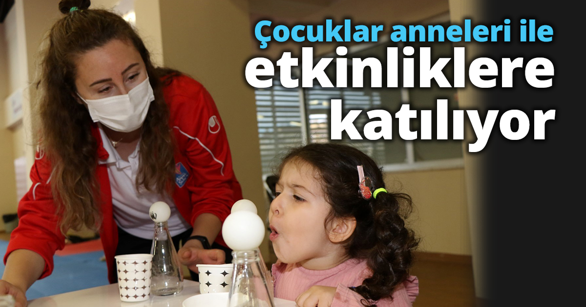 Çocuklar anneleri ile etkinliklere katılıyor
