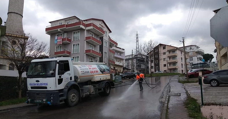 GÖLCÜK’TE MAZGALLAR VE YOLLAR PERİYODİK OLARAK TEMİZLENİYOR