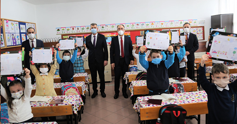 Başkan Sezer, öğrencilerin karne heyecanına ortak oldu