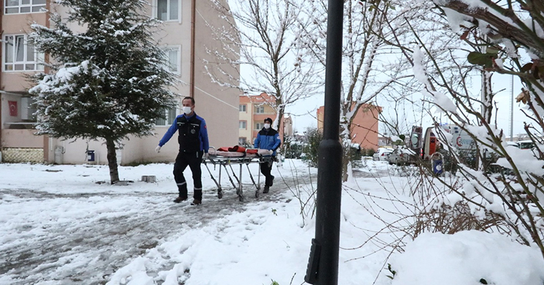 Hasta Nakil Ambulansları kar kış dinlemiyor