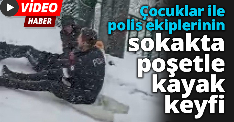 Çocuklar ile polis ekiplerinin sokakta poşetle kayak keyfi