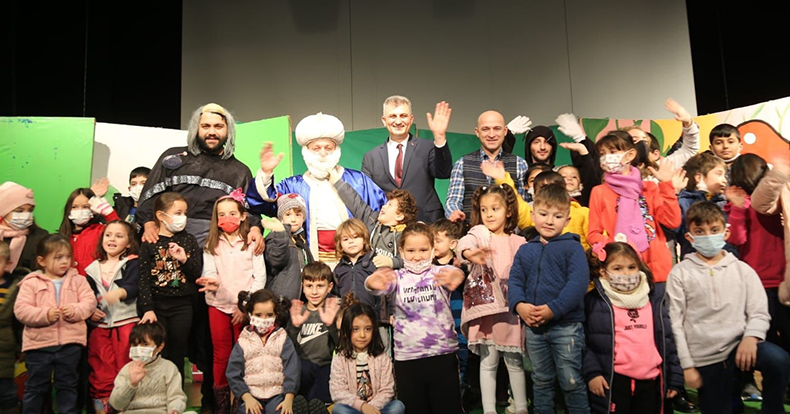 GÖLCÜKLÜ ÇOCUKLAR, BAŞKAN AMCALARI İLE TİYATRODA BULUŞTU