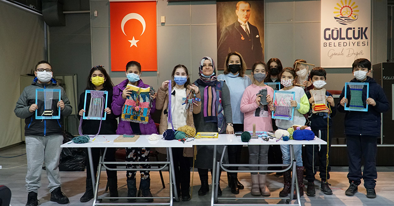 Gölcüklü öğrenciler dokuma kursunda el becerilerini sanata dönüştürdü