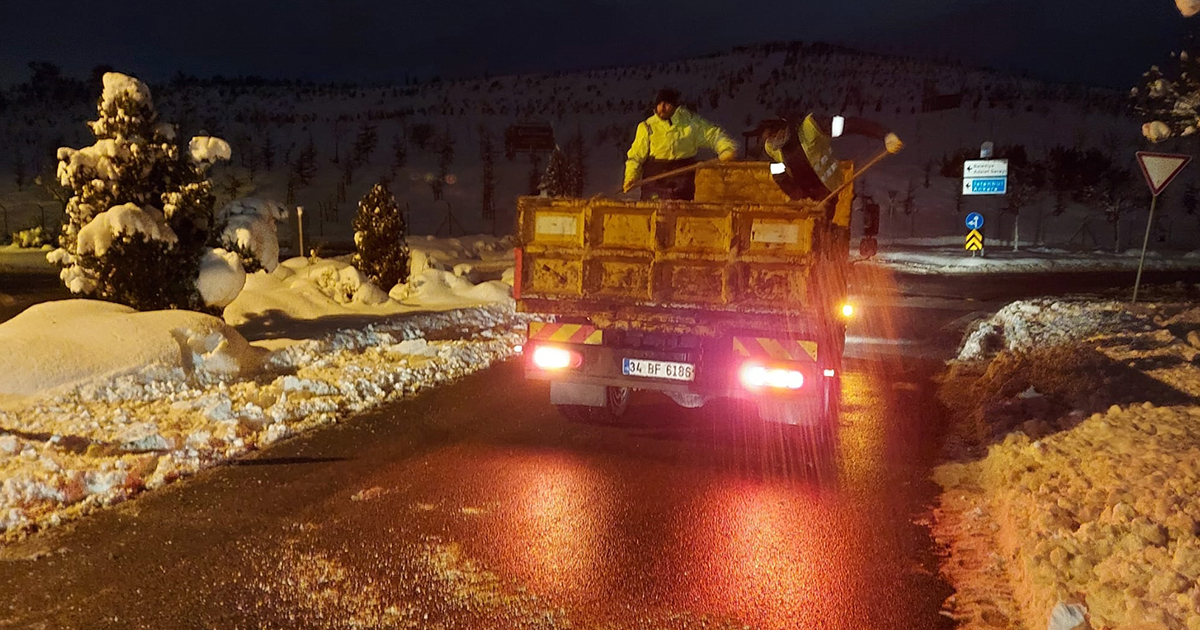 Gebze bölgesinde buzlanmaya karşı tuz ve solüsyon 