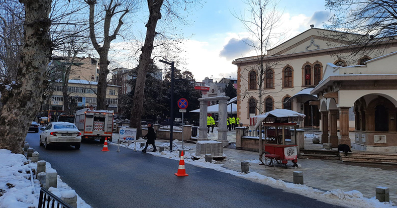 A Takımı, Fevziye Camii’ni kardan temizledi