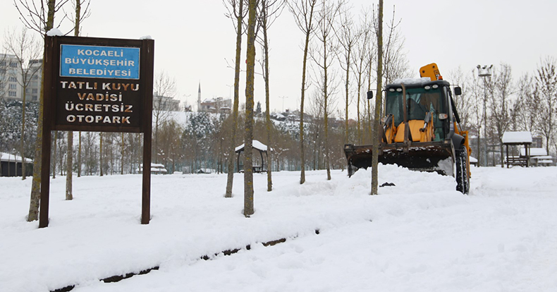 Gebze bölgesindeki parkların otoparkları kardan temizleniyor
