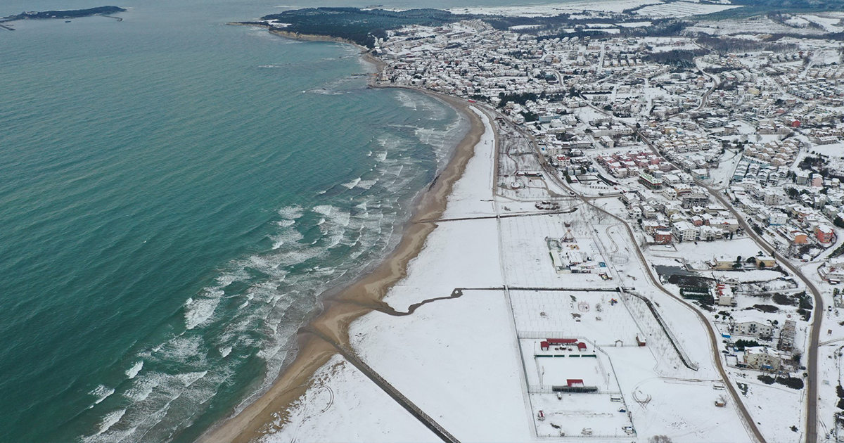 Kocaeli'nin sahilleri kar ile birleşti, ortaya bu manzaralar çıktı