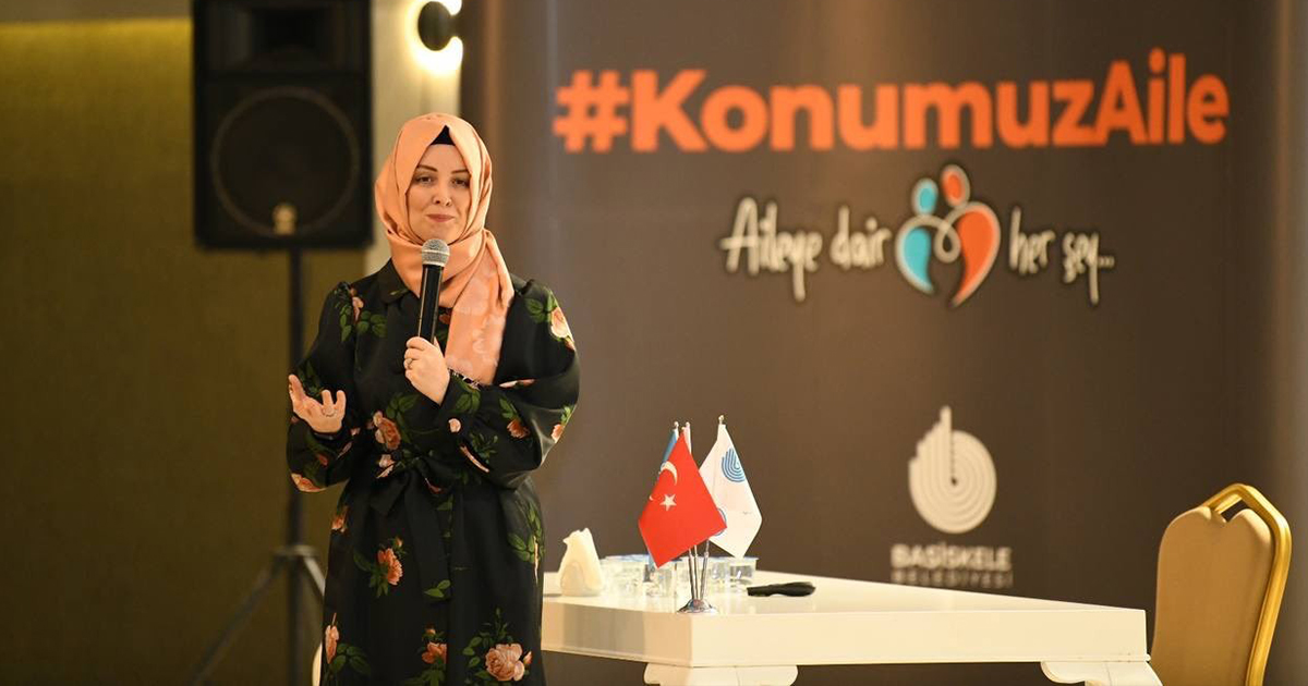 Yazar Hatice Kübra Tongar, vatandaşlarla buluştu