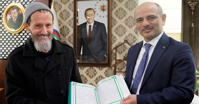 Cumhurbaşkanı için el yazması Kur’an-ı Kerim yazdı