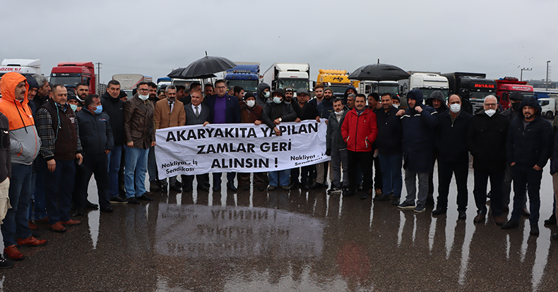 Akaryakıt zamlarını protesto için Kamyon ve tır şoförleri Gebze'de kontak kapattı 