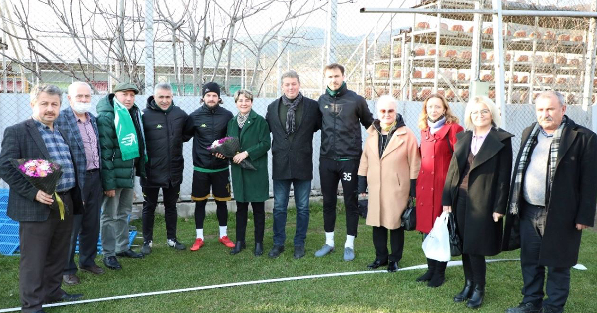 İYİ Parti İzmit Kocaelispor’u antrenmanda ziyaret etti.
