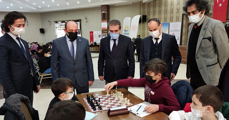 Gölcük'te 308 öğrenci satrançta en iyi hamleyi yapmak için mücadeleye başladı