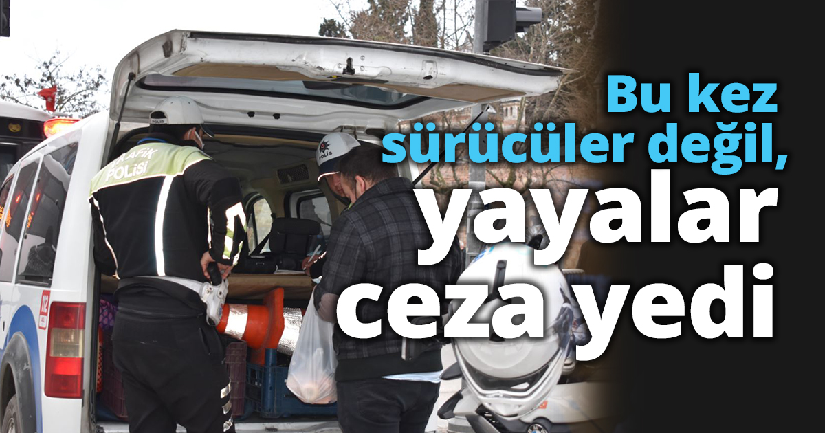 Kırmızı ışıkta geçen yayalara polisten güldüren uyarı: “Geri çekil”