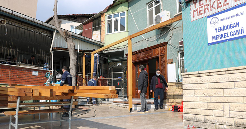 Yenidoğan Camiinin sundurması da yenileniyor