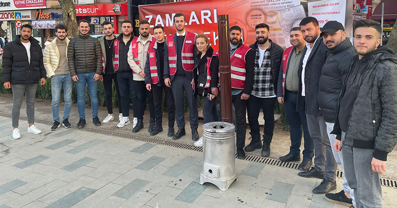 CHP Gençlik Kolları soba kurdu Vatandaş zamlı elektrik faturalarını yaktı