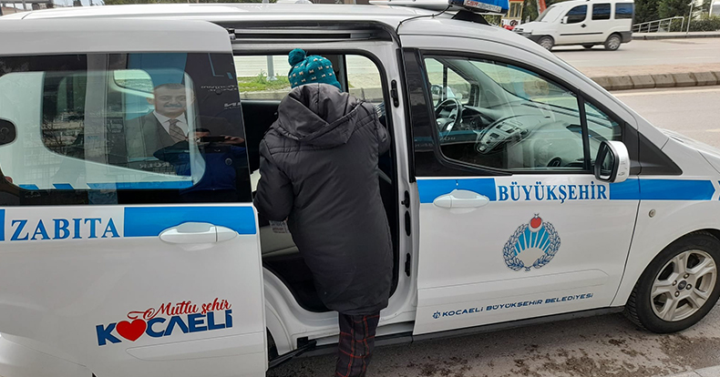 Zorda kalanın yardımına Zabıta yetişiyor