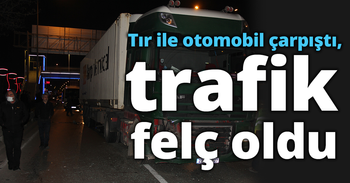 Tır ile otomobil çarpıştı, trafik felç oldu