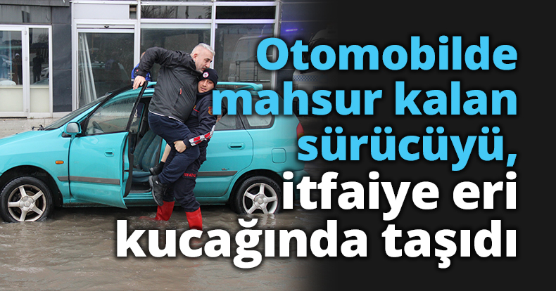 Otomobilde mahsur kalan sürücüyü, itfaiye eri kucağında taşıdı