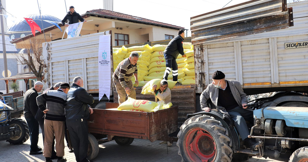 Büyükşehir’in gübre desteği çiftçilerin yüzünü güldürüyor