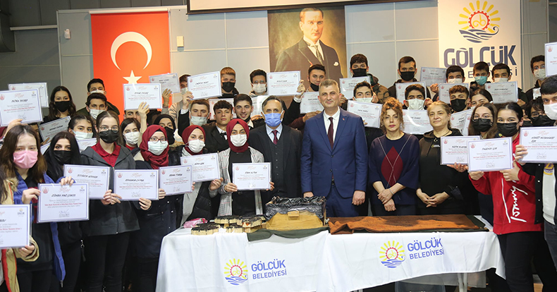 GÖLCÜKLÜ GENÇLER GELENEKSEL SANATLARI ÖĞRENİYOR