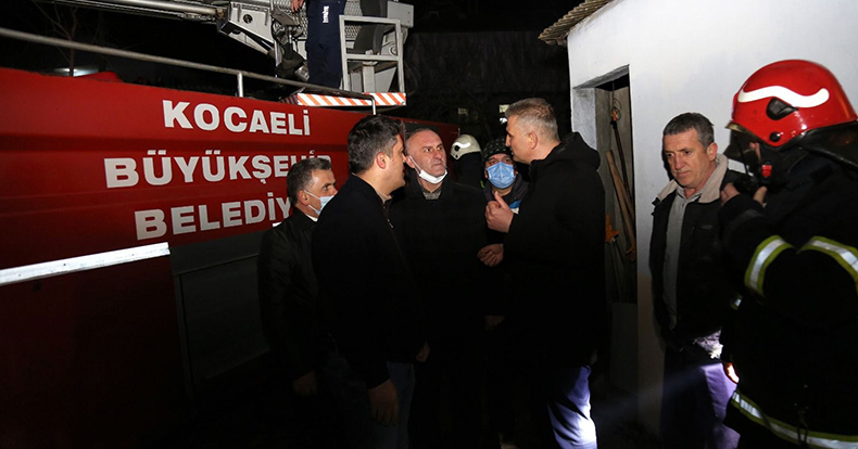 Evleri yanan Aileyi Sezer yalnız bırakmadı