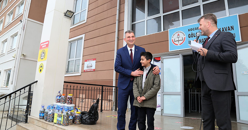 310 kilo atık pili toplayan ilkokul öğrencisi Türkiye'ye örnek oldu