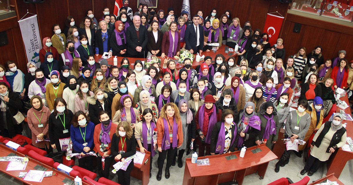 İzmit Belediyesi Kadın personellerin gününü kutladı