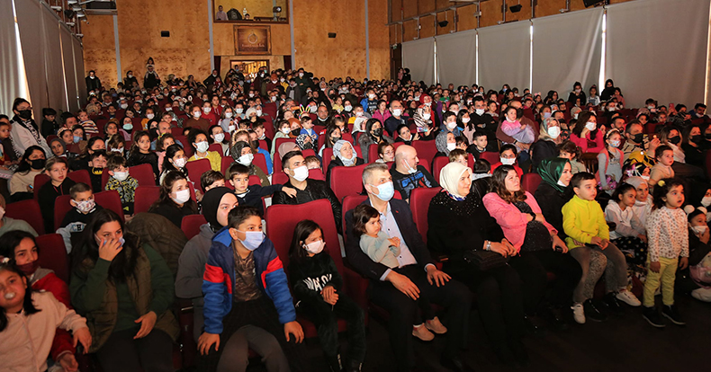 Gölcük Belediyesi Gençleri tiyatro sahnesinde