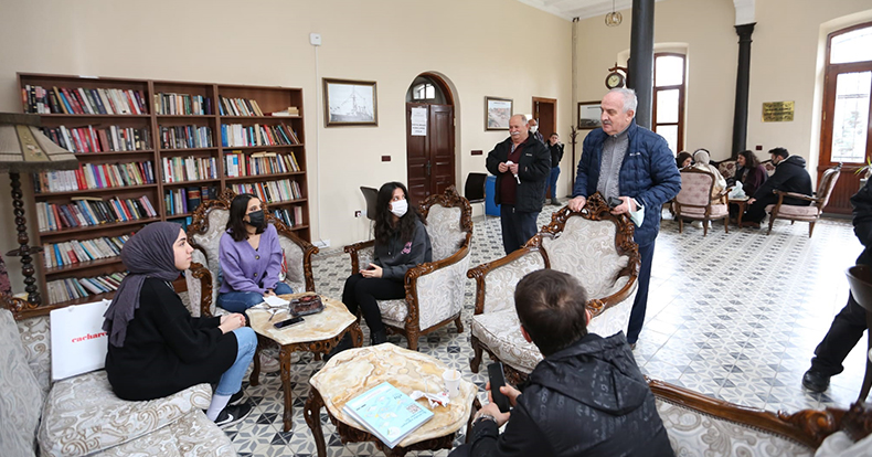 Öğrenciler Kafede Değil, Millet Kıraathanesi’nde Buluşuyor
