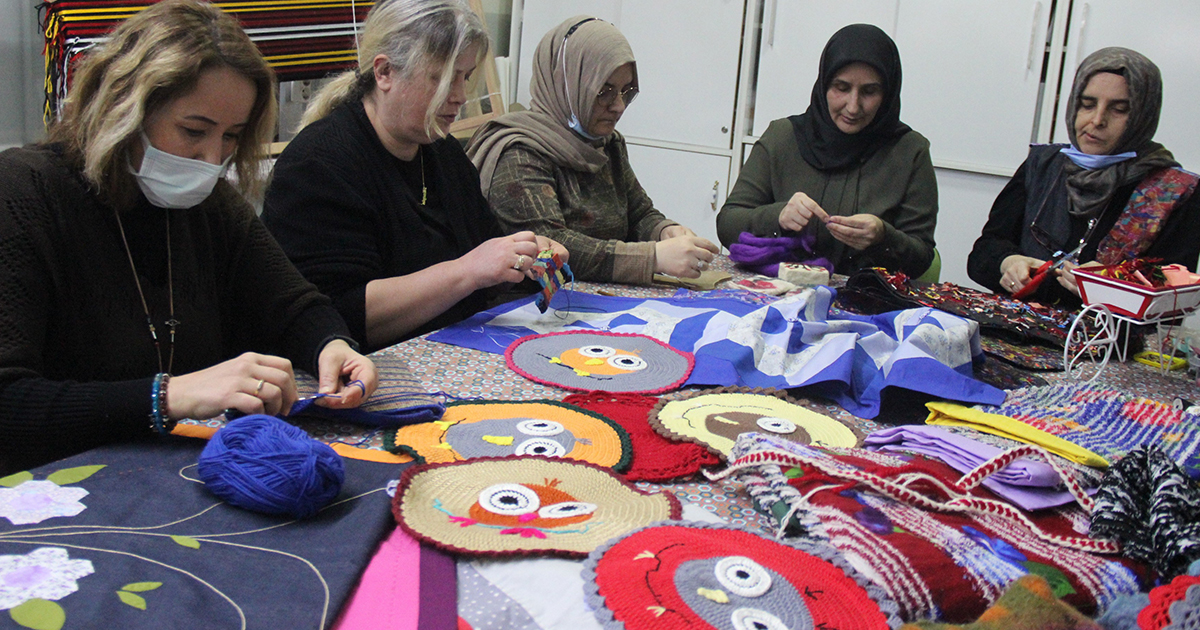 Çöpe atılan malzemeler kadınların elinde sanat eserine dönüşüyor