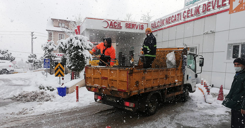 Gölcük Belediyesi ekipleri karla mücadelede seferber oldu