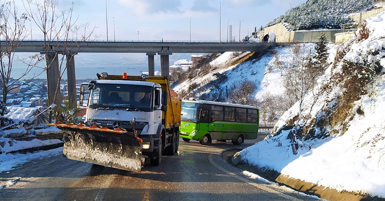 Yoğun kar yağışında yollarda sıkıntı yaşanmadı