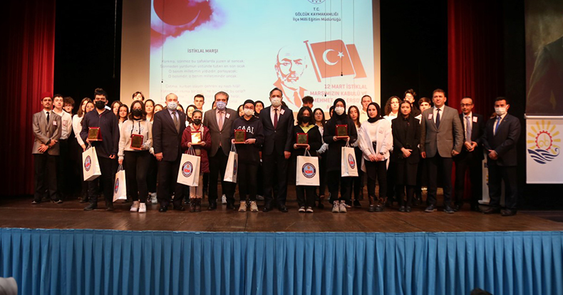 İstiklal Şairini canlandıran öğrenciler salondakileri duygulandırdı
