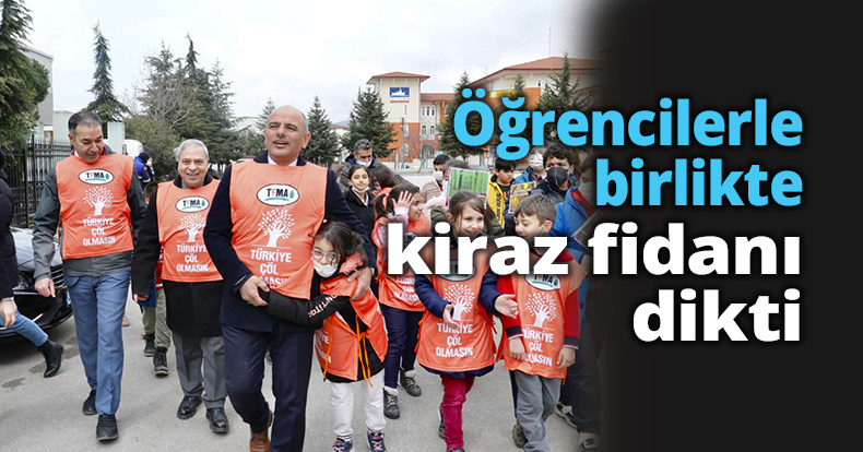 Öğrencilerle birlikte kiraz fidanı dikti