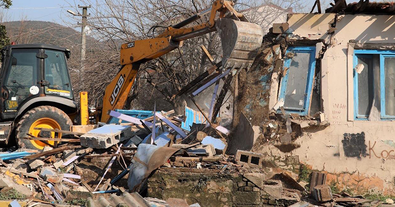Körfez’de metruk binalar tek tek yıkılıyor