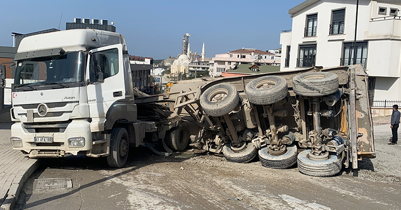 Tırın kasası devrildi, tüm harç yola saçıldı