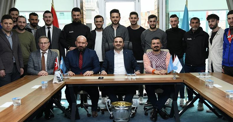 Başiskele Belediyespor şampiyonluk kupasını Başkan Özlü'ye getirdi