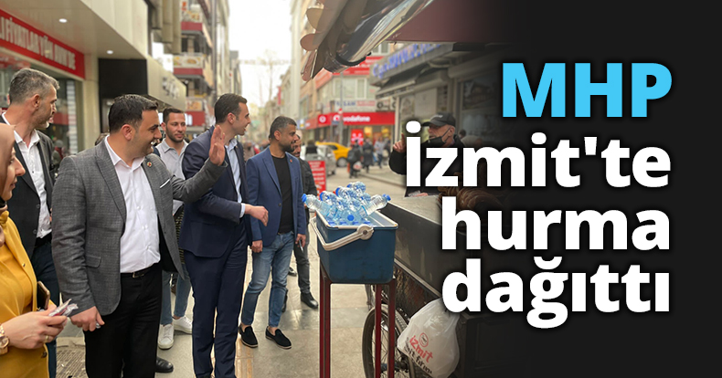  MHP İzmit'te hurma dağıttı