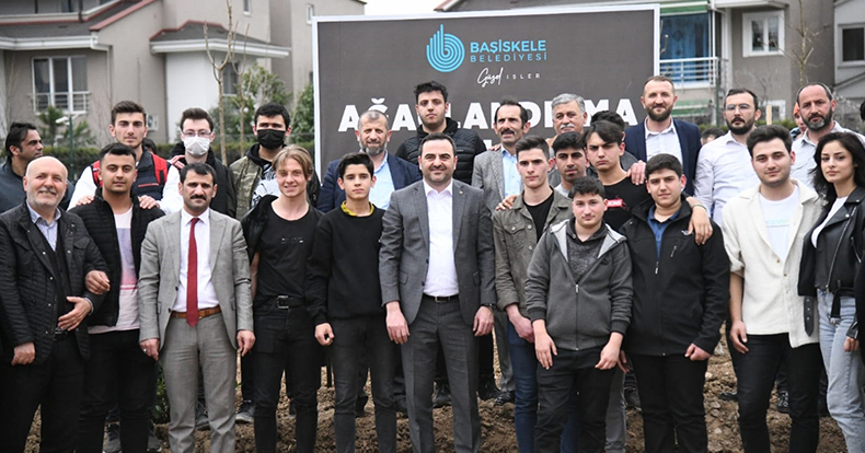 Gençlerin Yasin Abisi Kardeşlerinin Taleplerini Yerine Getiriyor