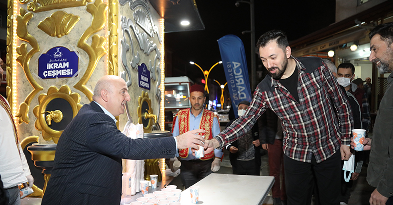 Darıca'da teravih namazı sonrası şerbet ikram ediliyor