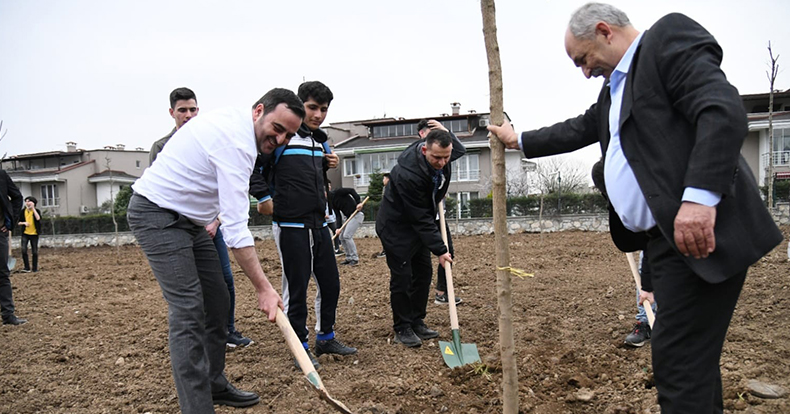 Başkan Özlü öğrencilerle birlikte fidan dikti