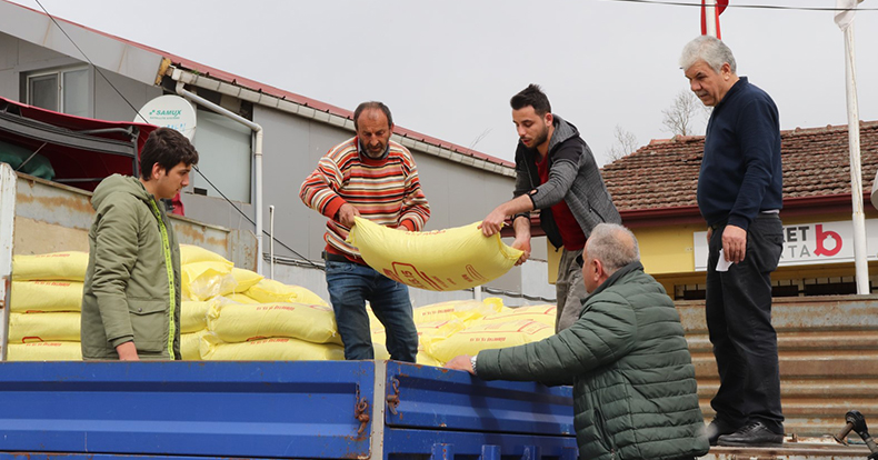 Büyükşehir, çiftçilere gübre ve tohum dağıtımına başladı