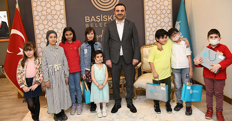 BAŞKAN ÖZLÜ'DEN MİNİK KİTAPSEVERLERE SÜRPRİZ ÖDÜLLER