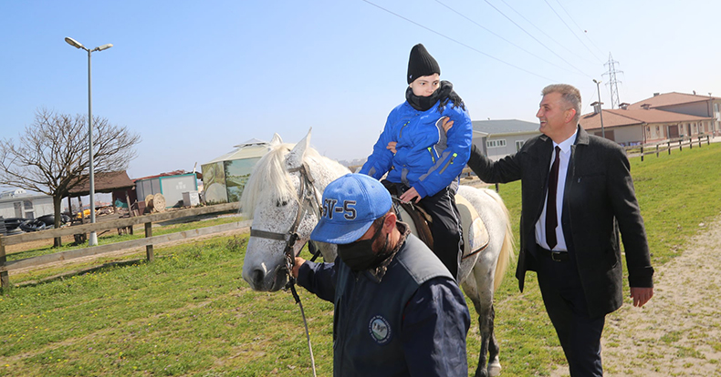 ÖZEL ÇOCUKLAR GÖLCÜK'TE AT BİNME HEYECANI YAŞADI