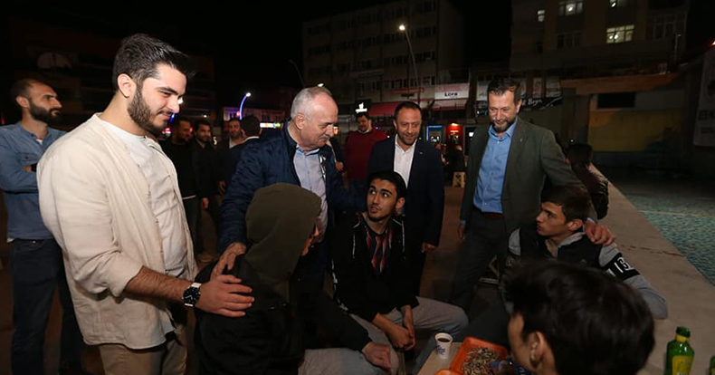 İftarın Ardından Çayhane’de Buluşuyorlar